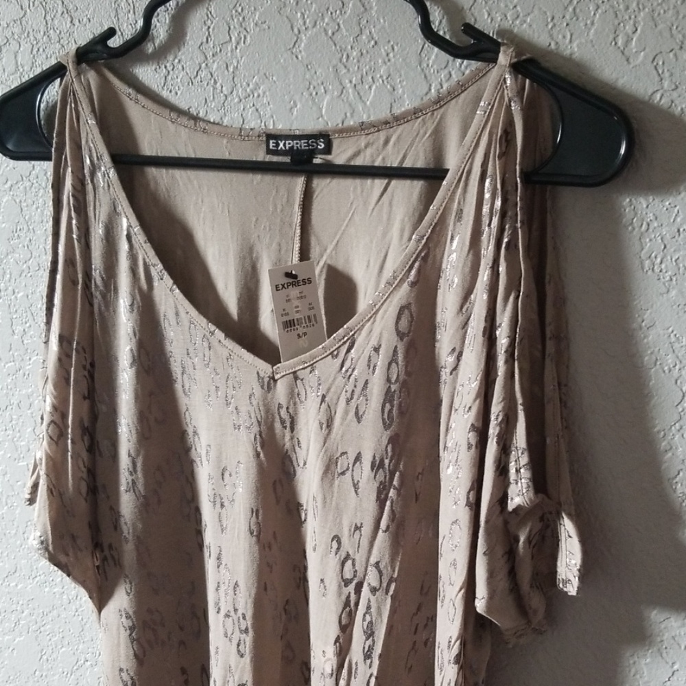 Express top with a slit on the shoulder